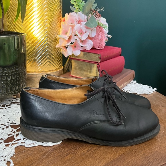 Dr. Marten Black leather Oxford three eyelet shoe. - Picture 1 of 7